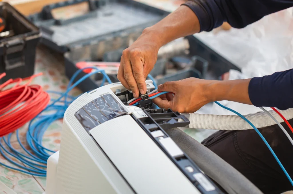 Tecnico preparando para instalar ar condicionado