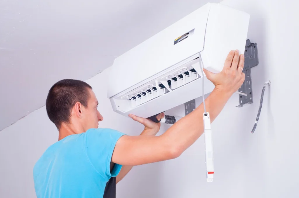 Tecnico realizando instalacao de ar condicionado